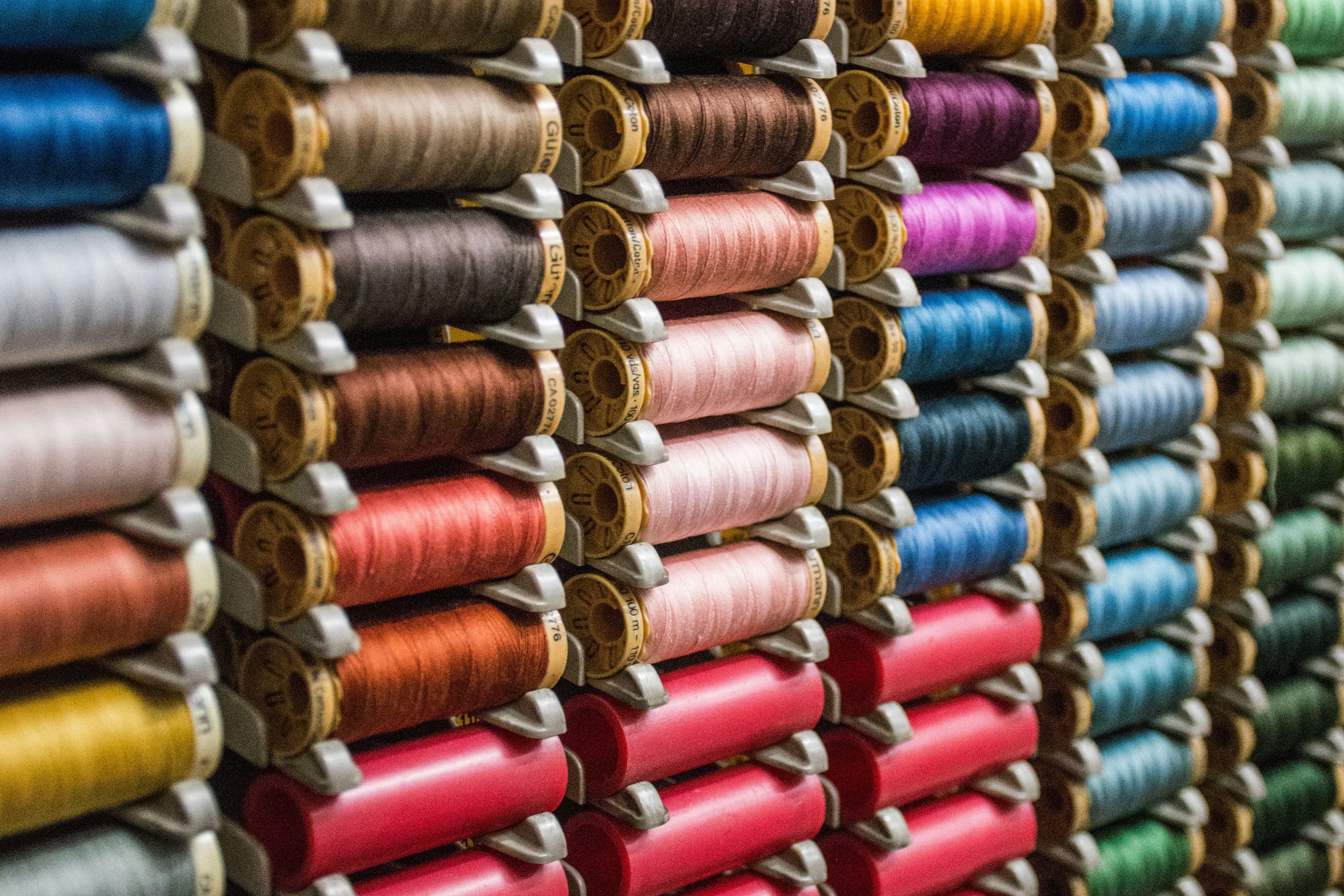 Textiles y Tapicería: Telas para confección y decoración (algodón, lino, poliéster, mezclas)